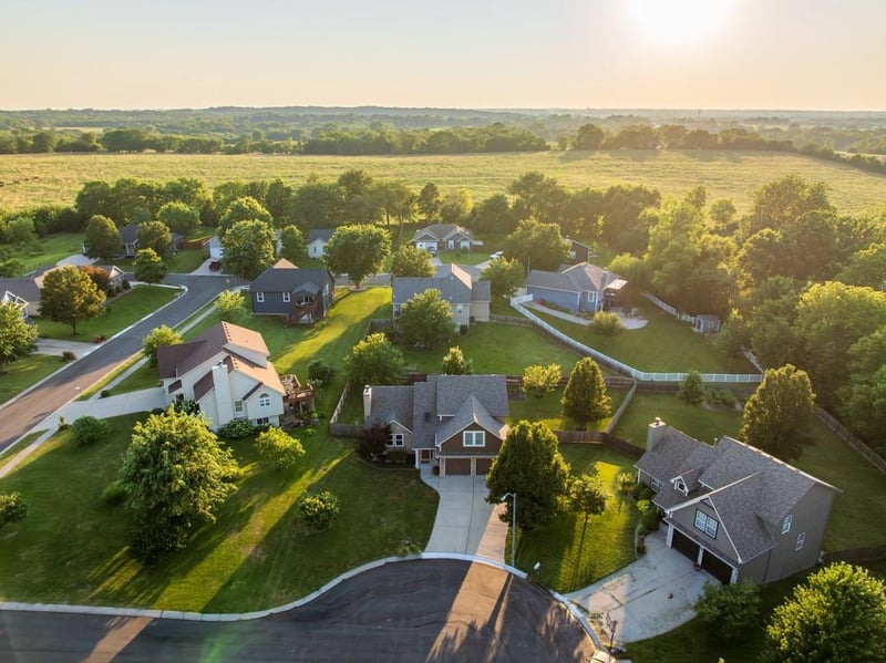 302 Bobcat Cir, Oak Grove, MO 64075