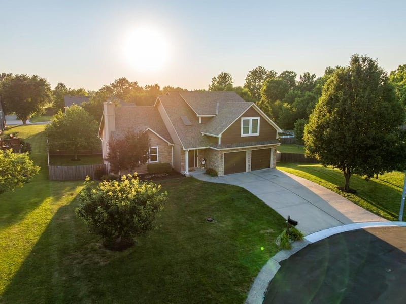 302 Bobcat Cir, Oak Grove, MO 64075