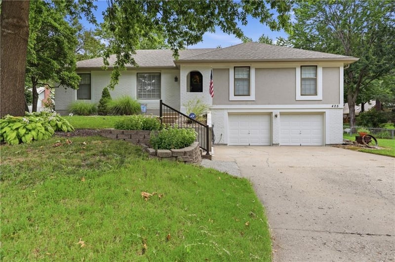 425 Sunview Cir, Blue Springs, MO 64014
