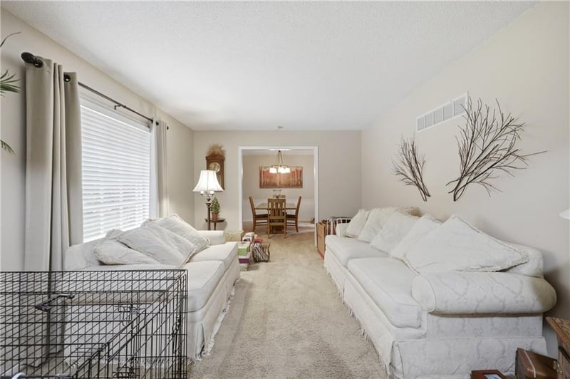 425 Sunview Cir, Blue Springs, MO 64014