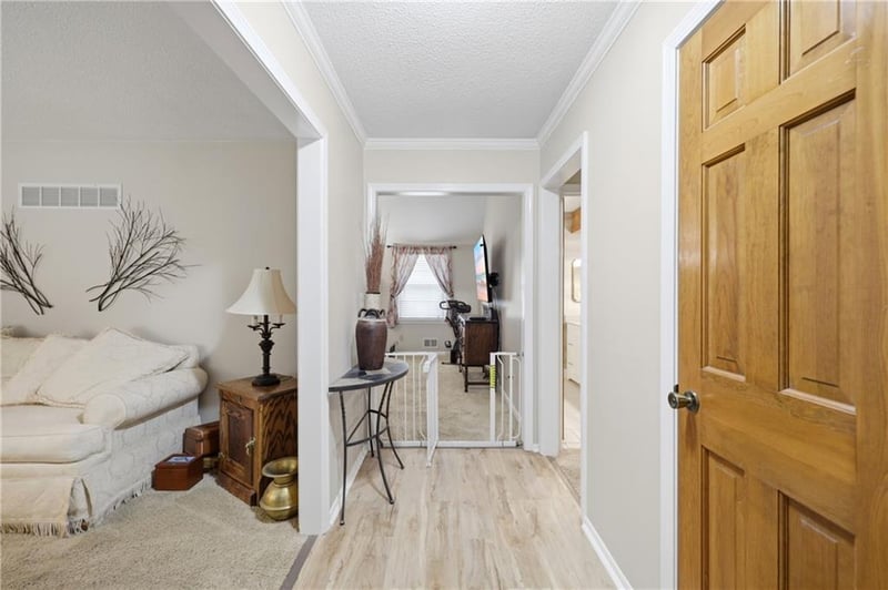 425 Sunview Cir, Blue Springs, MO 64014