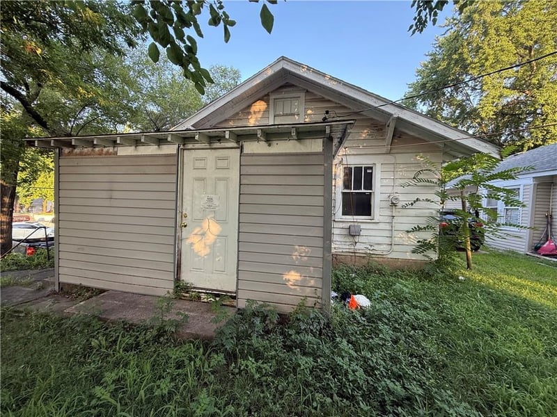 2351 Drury Ave, Kansas City, MO 64127