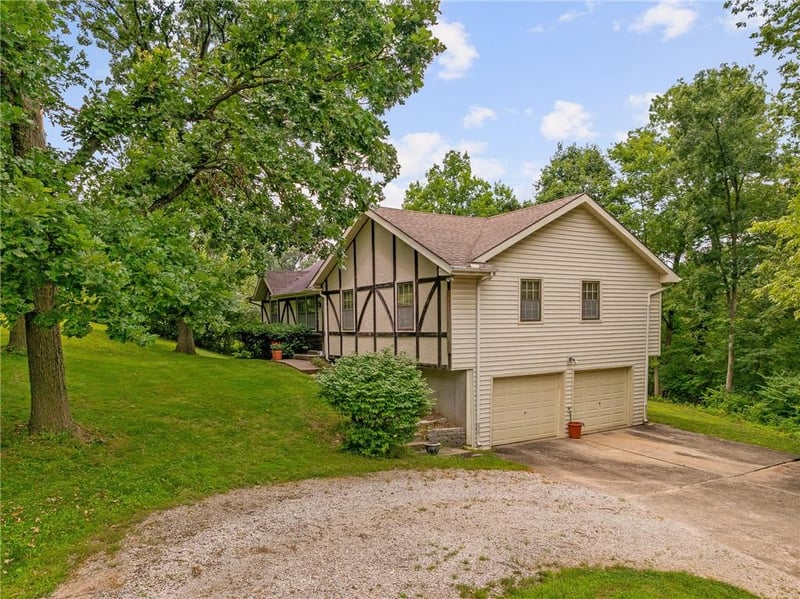 10305 Meadow Lane Cir, Kansas City, MO 64152