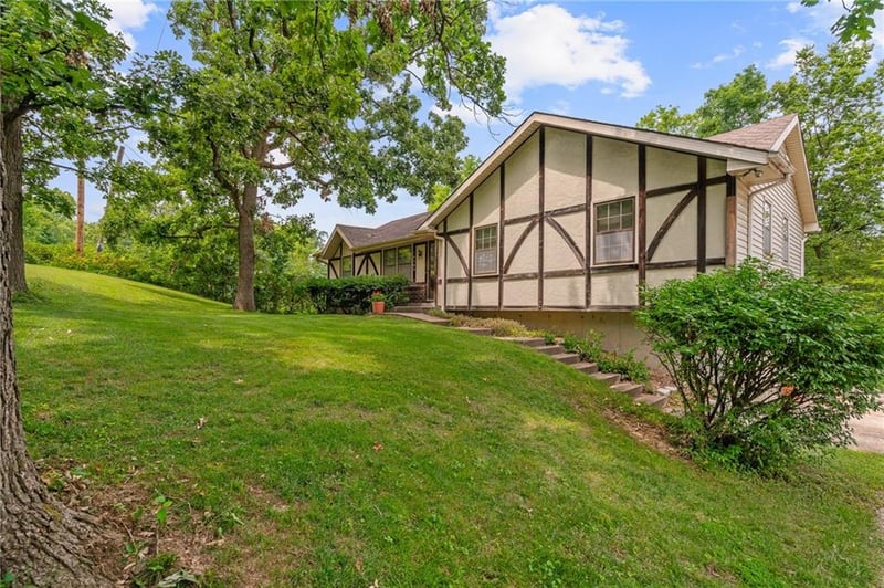 10305 Meadow Lane Cir, Kansas City, MO 64152