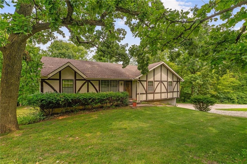 10305 Meadow Lane Cir, Kansas City, MO 64152