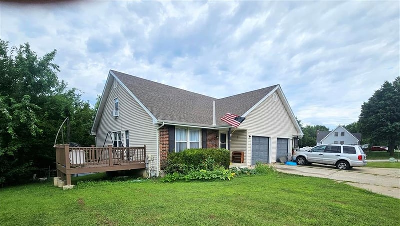 7014 Sobbie Rd, Pleasant Valley, MO 64068