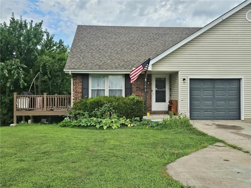7014 Sobbie Rd, Pleasant Valley, MO 64068