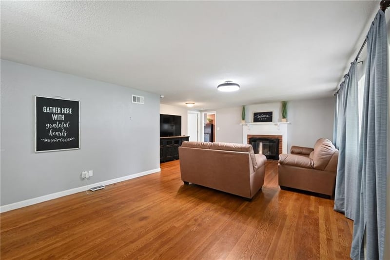 500 SW 4th St, Lee's Summit, MO 64063