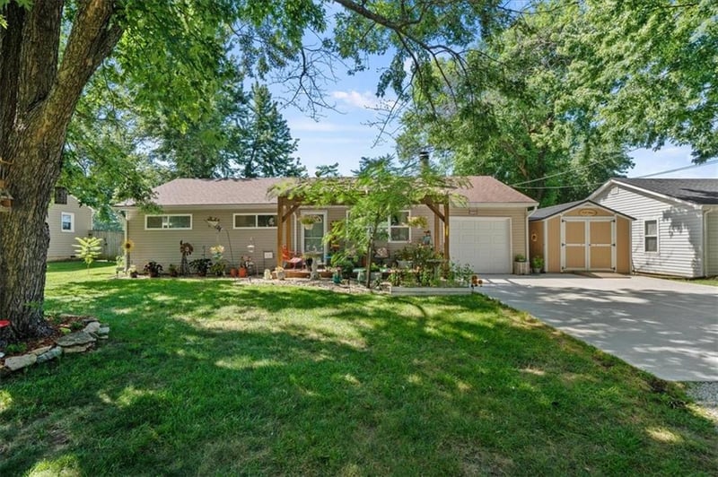 316 7th St, Wellsville, KS 66092