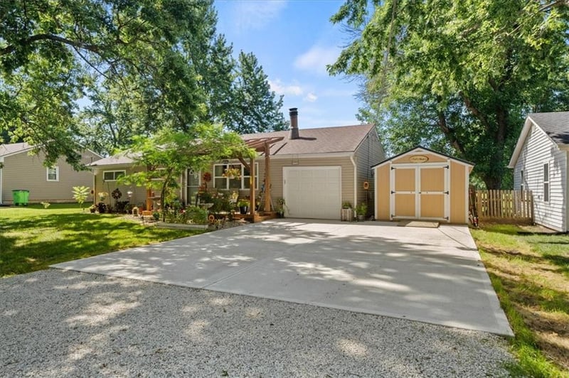 316 7th St, Wellsville, KS 66092