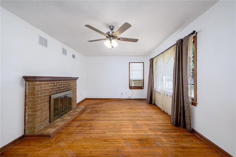 127 3rd St, Tonganoxie, KS 66086