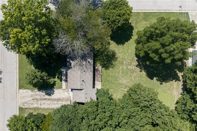127 3rd St, Tonganoxie, KS 66086