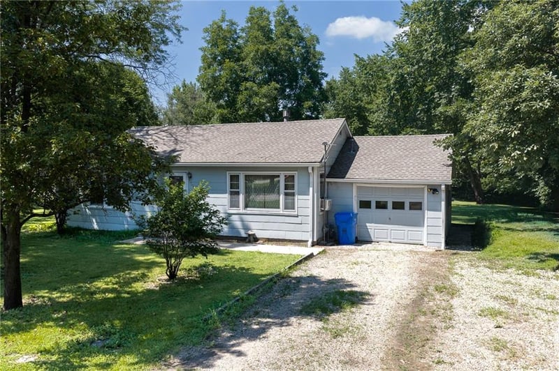 127 3rd St, Tonganoxie, KS 66086