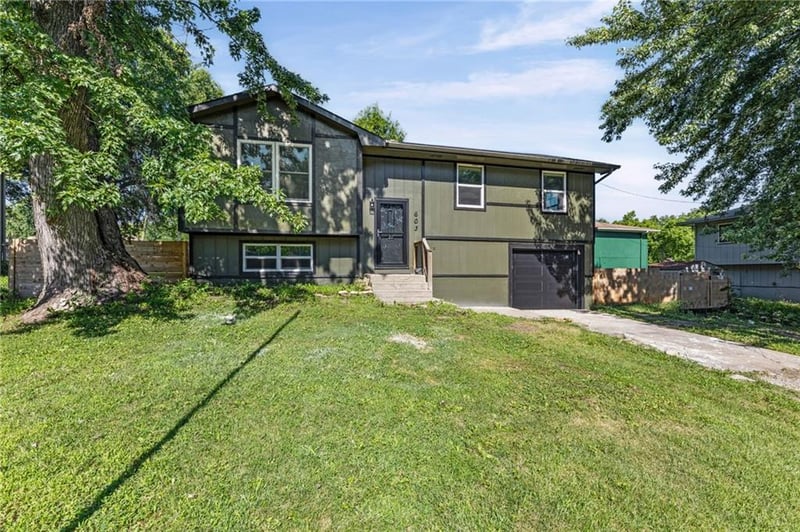 605 Franklin St, Spring Hill, KS 66083
