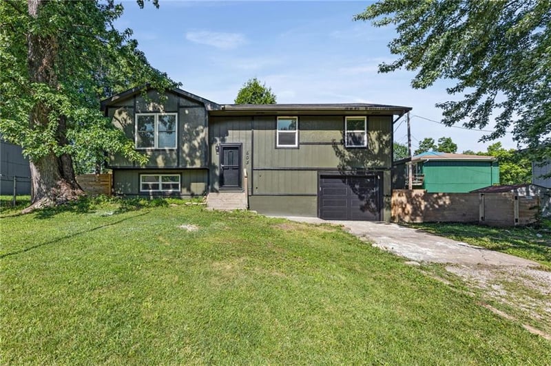 605 Franklin St, Spring Hill, KS 66083