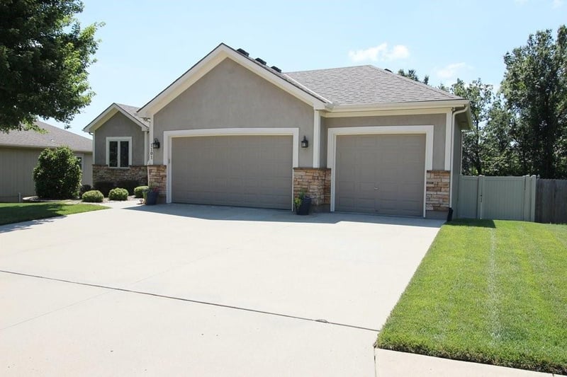 1101 Pecan Dr, Grain Valley, MO 64029