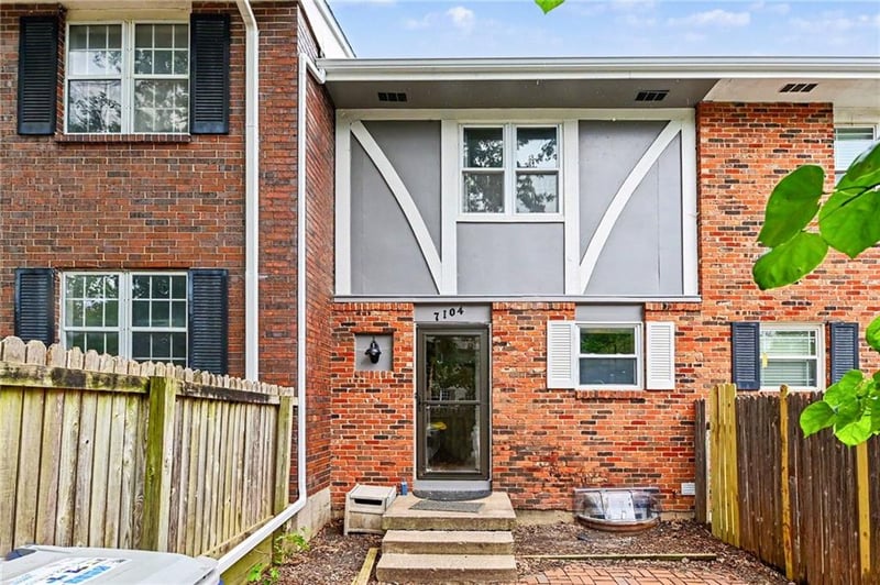 7104 Chapel Woods Ln, Kansas City, MO 64152