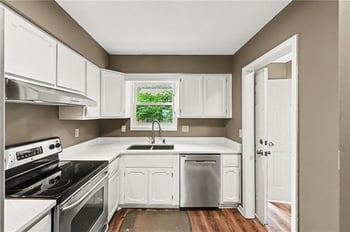 7104 NW Chapel Woods Ln, Kansas City, MO 64152