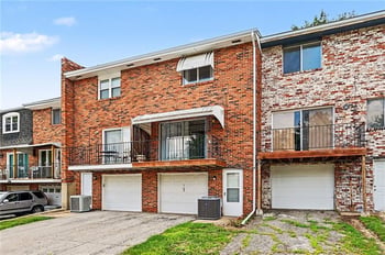 7104 NW Chapel Woods Ln, Kansas City, MO 64152