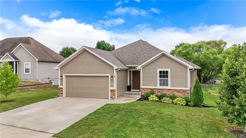 911 8th Ave, Kearney, MO 64060