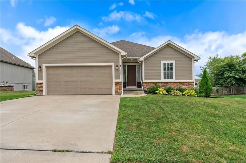 911 8th Ave, Kearney, MO 64060