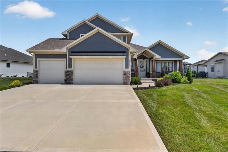 4721 Jamestown Dr, Lee's Summit, MO 64064