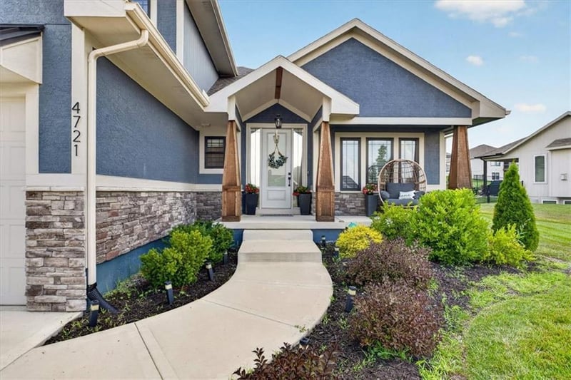 4721 Jamestown Dr, Lee's Summit, MO 64064