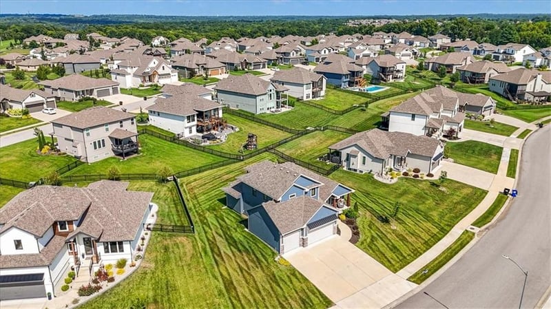 4721 Jamestown Dr, Lee's Summit, MO 64064