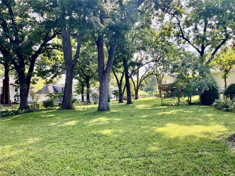 10004 Cody St, Overland Park, KS 66214