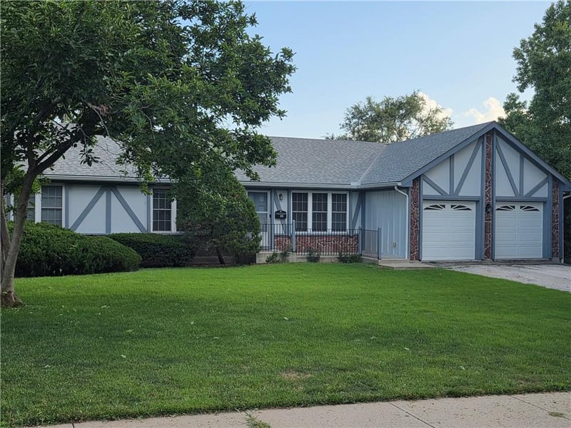 1121 Elm Ter, Olathe, KS 66061