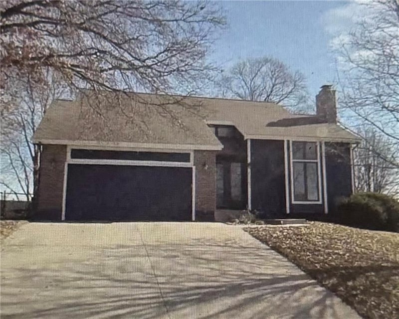 6111 Pine Ridge Rd, Parkville, MO 64152