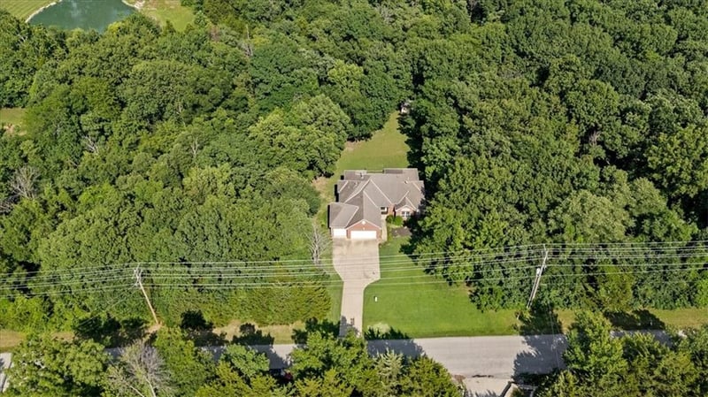 8565 Waverly Rd, De Soto, KS 66018