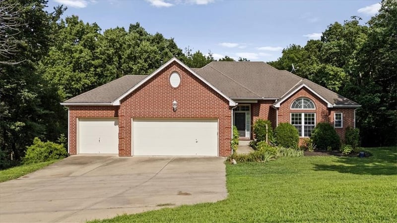 8565 Waverly Rd, De Soto, KS 66018