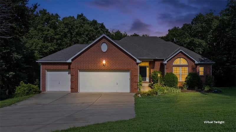8565 Waverly Rd, De Soto, KS 66018