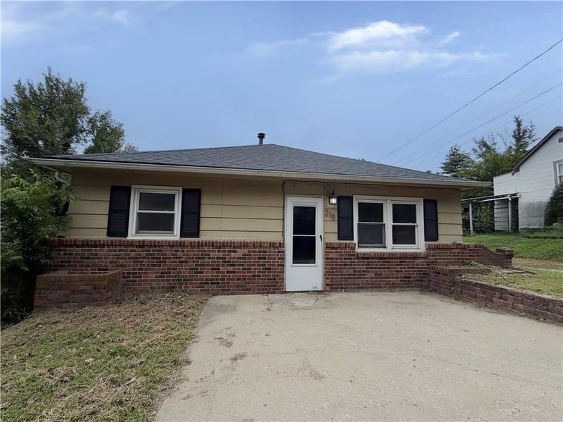 218 Highland Ave, Lexington, MO 64067
