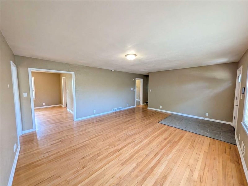 8905 29th St, Kansas City, MO 64129