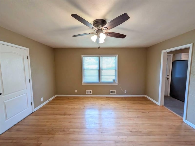 8905 29th St, Kansas City, MO 64129
