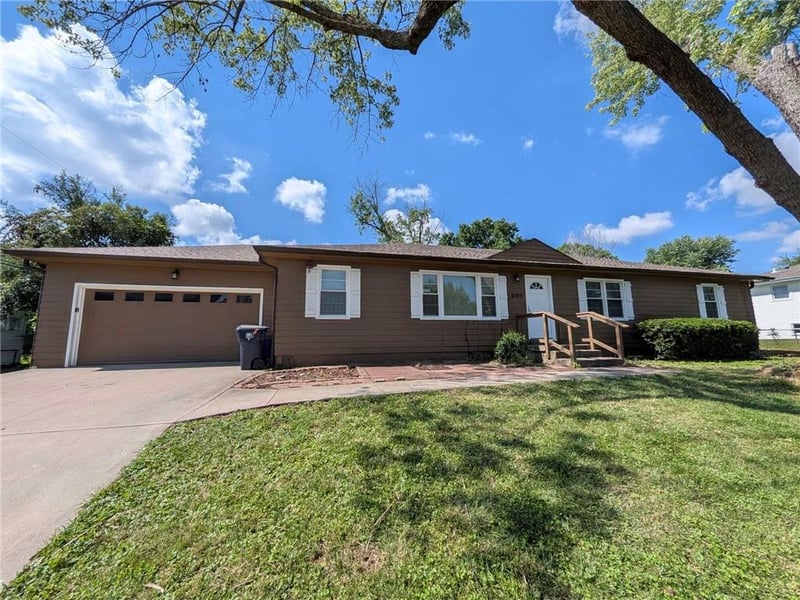 8905 29th St, Kansas City, MO 64129