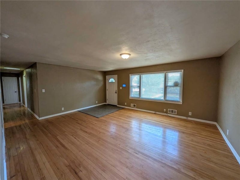 8905 29th St, Kansas City, MO 64129