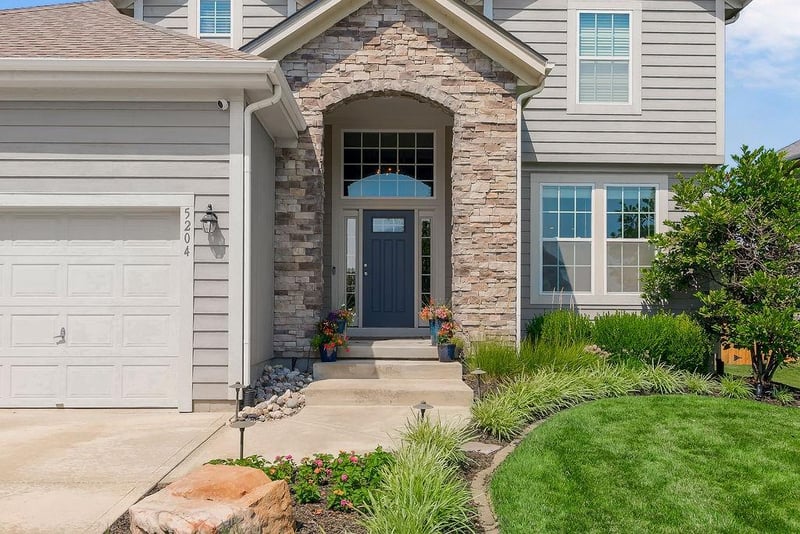 5204 Meadow View Dr, Shawnee, KS 66226