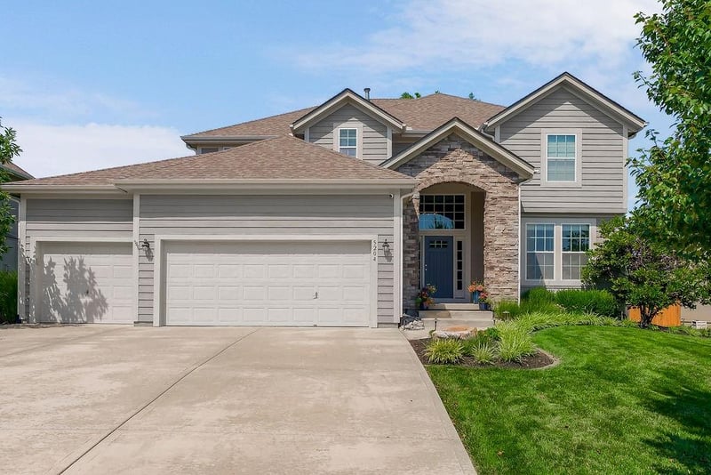 5204 Meadow View Dr, Shawnee, KS 66226
