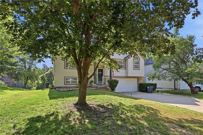 528 41st St, Blue Springs, MO 64015