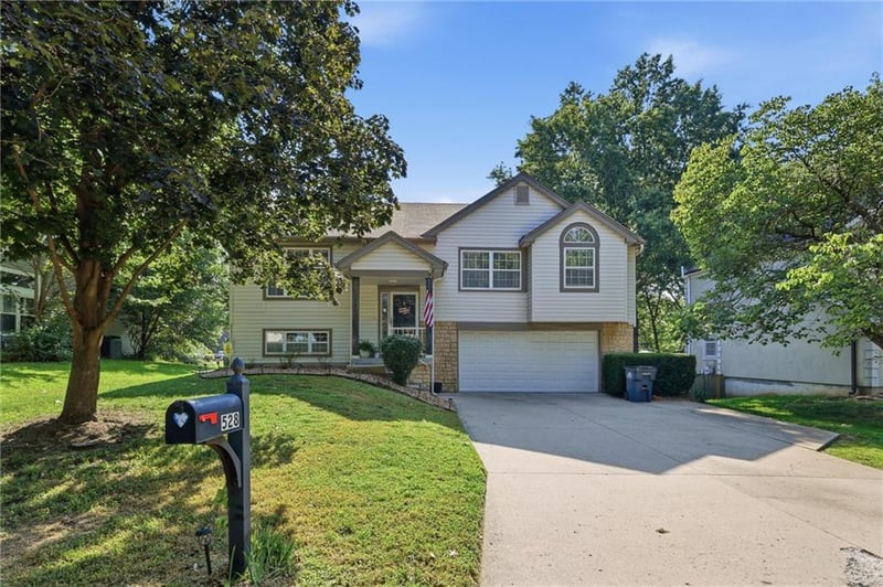 528 41st St, Blue Springs, MO 64015