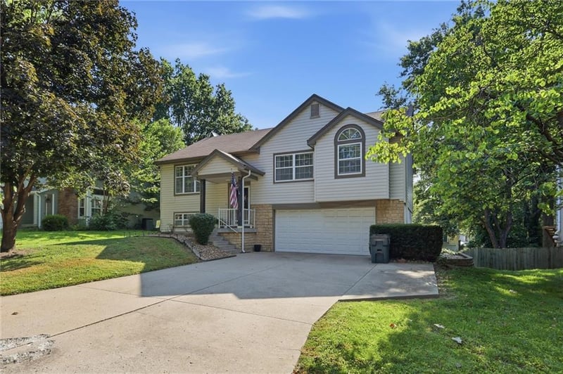 528 41st St, Blue Springs, MO 64015