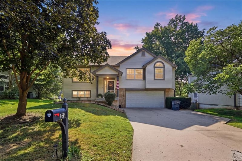 528 41st St, Blue Springs, MO 64015
