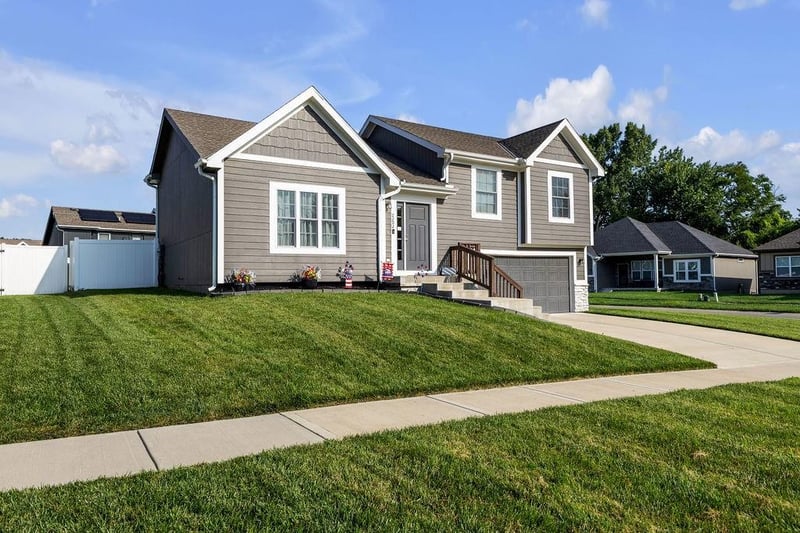 2202 Bateley St, St Joseph, MO 64503