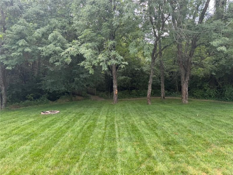 1221 Sunflower Dr, Lee's Summit, MO 64081