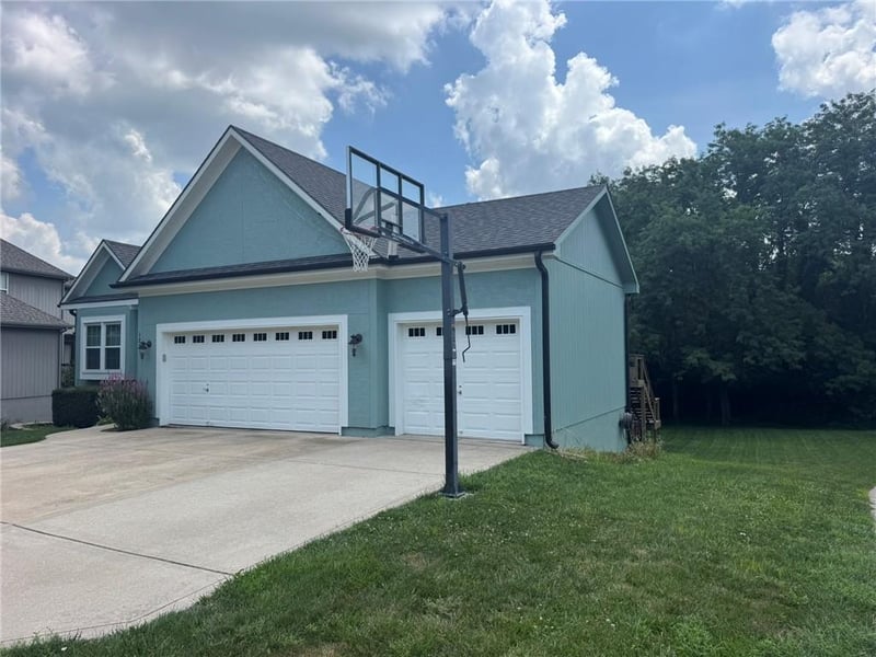 1221 Sunflower Dr, Lee's Summit, MO 64081