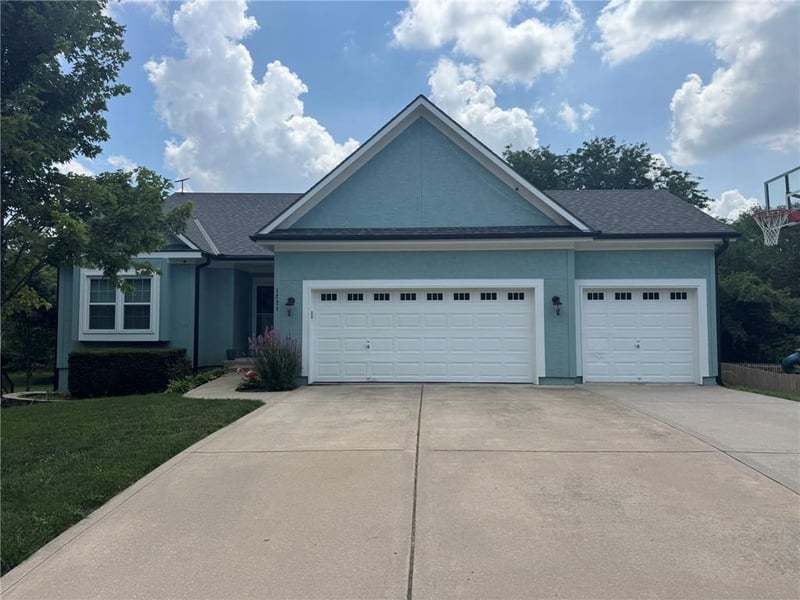 1221 Sunflower Dr, Lee's Summit, MO 64081