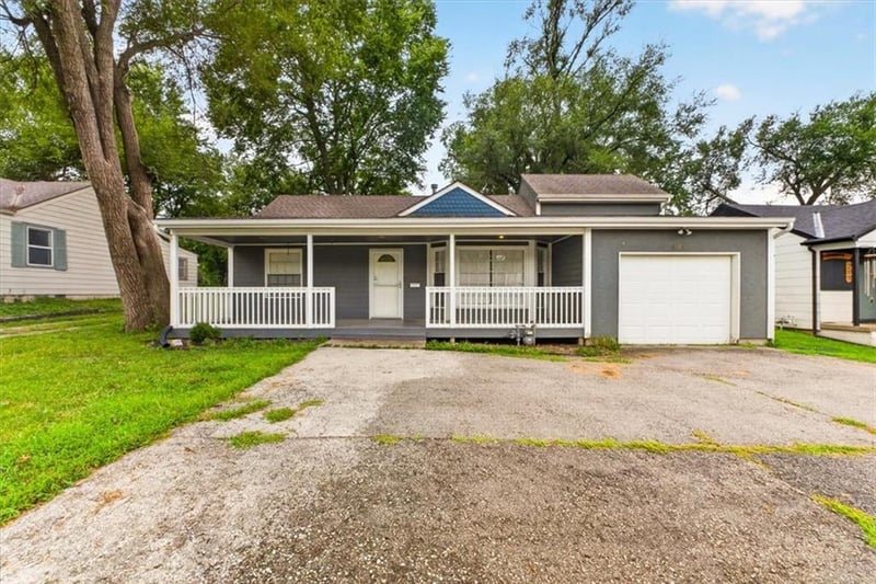 207 North Ave, Belton, MO 64012